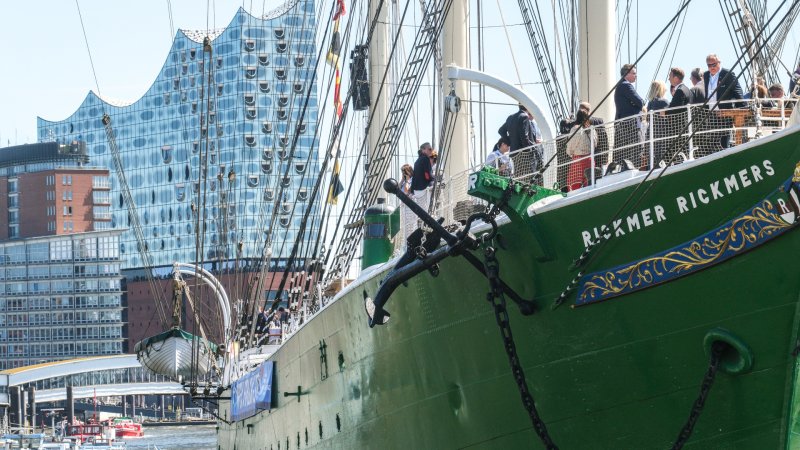 Die "Rickmer Rickmers" bei einer Einlaufparade des Hafengeburtstags.