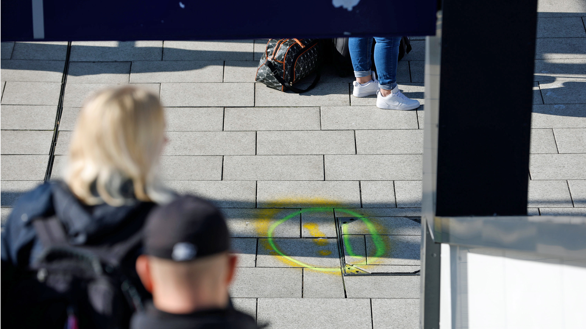 Markierungen von Ermittlern nach einer Messerattacke auf einem Bahnsteig am Hamburger Hauptbahnhof