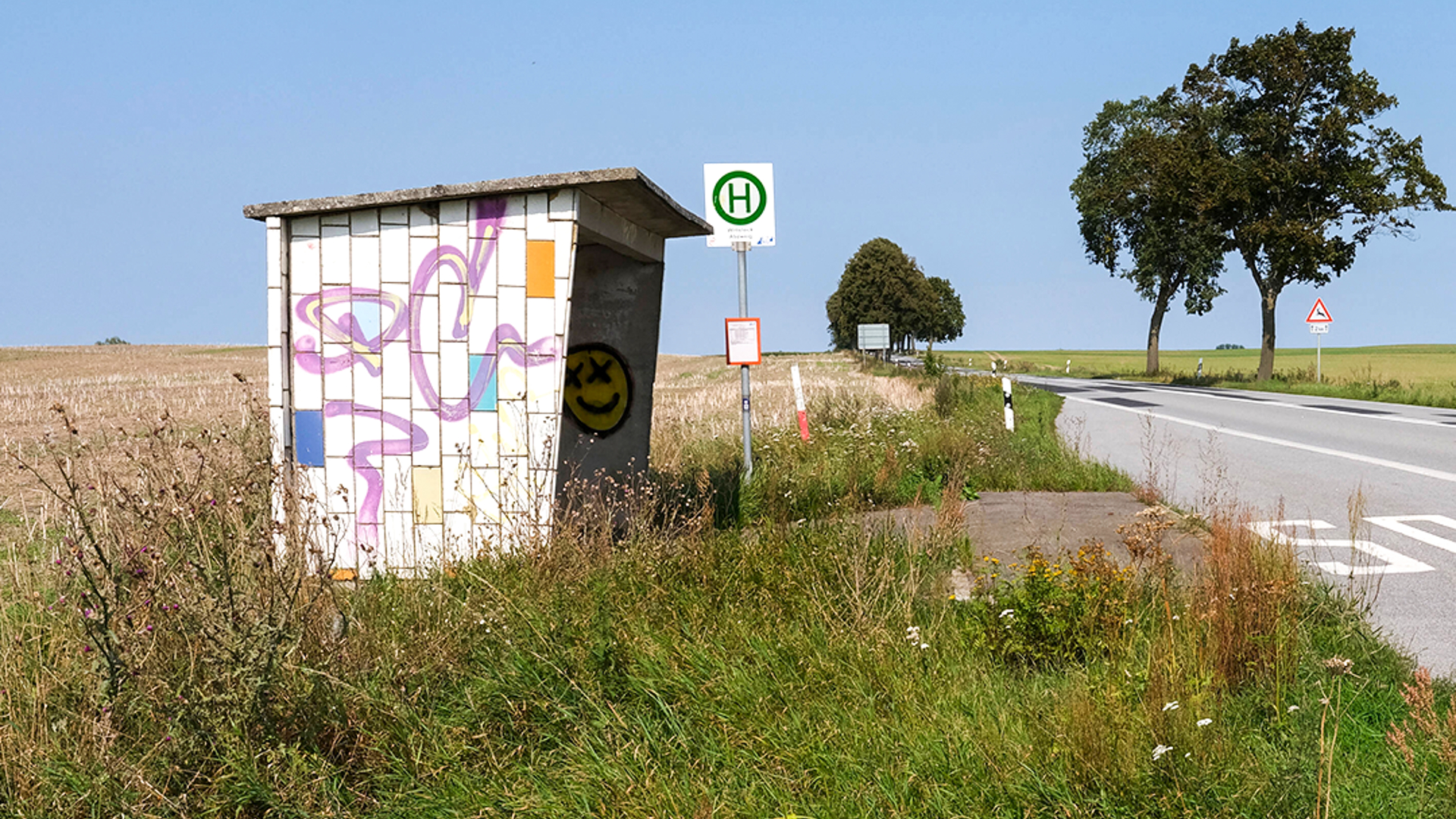 Eine Bushaltestelle an einer Landstraße