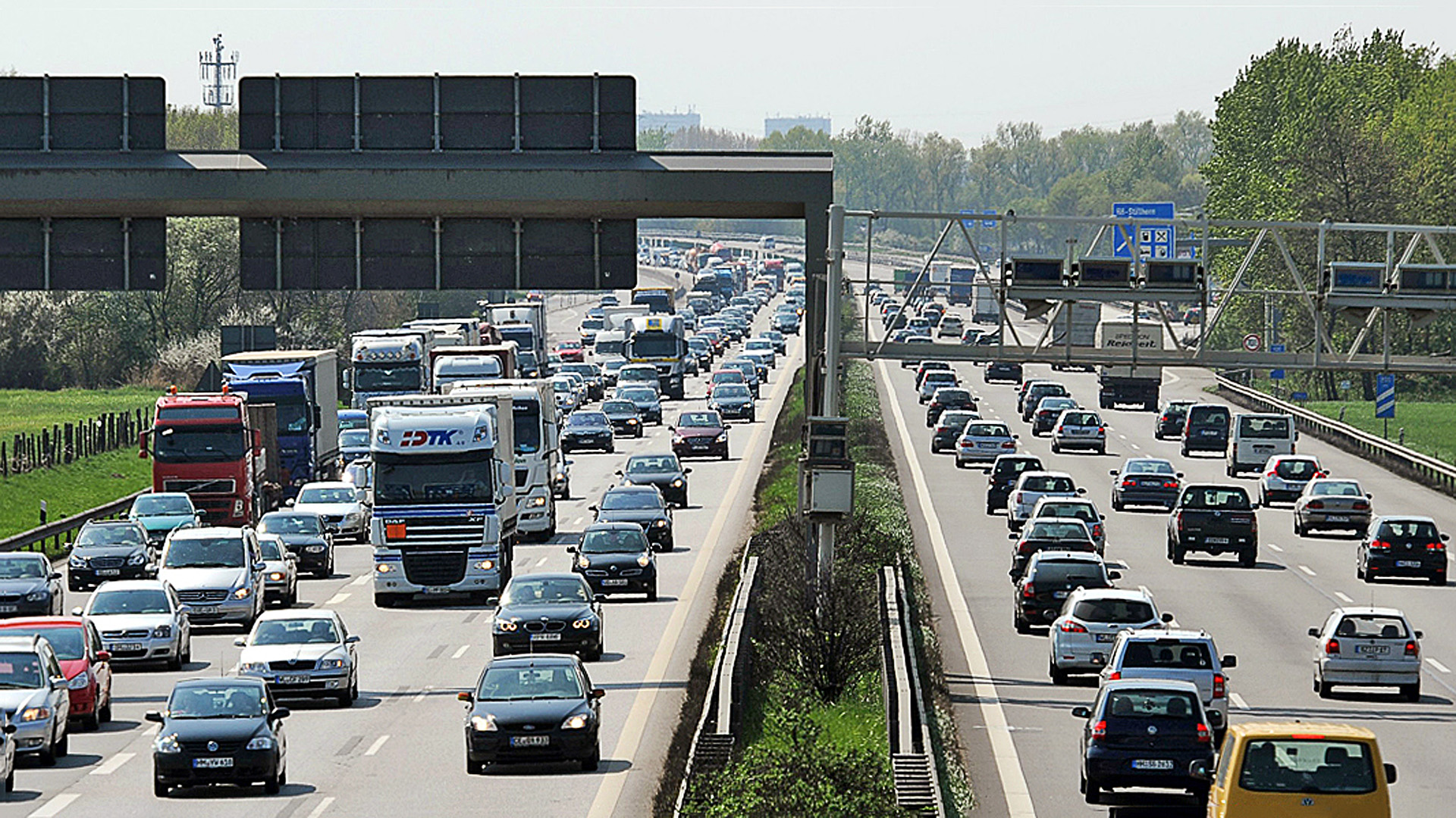 Die vielbefahrene Autobahn 1 in Hamburg.