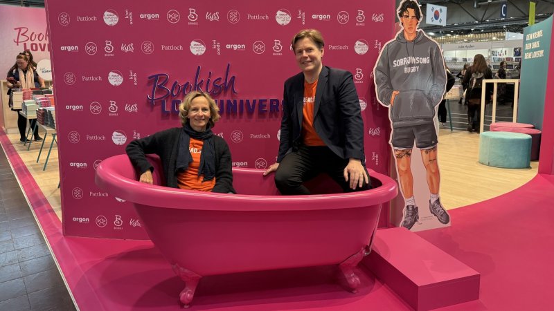 Katharina Mahrenholtz und Jan Ehlert sitzen in einer pinken Badewanne.