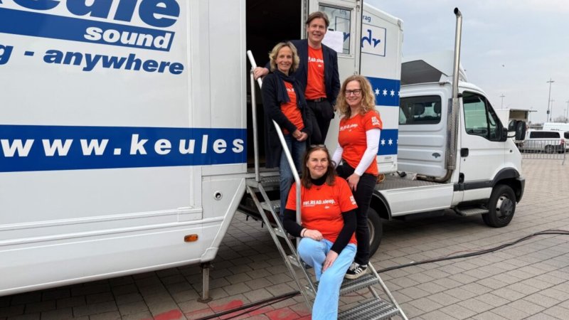 Katharina Mahrenholtz, Jan Ehlert, Birgit Laabs und Lenore Lötsch stehen beisammen.