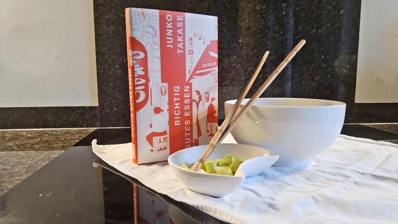 Ein Buch von Junko Nastaste ("Richtig essen") steht auf einem Geschirrtuch neben einer kleinen Schale mit Lauch.