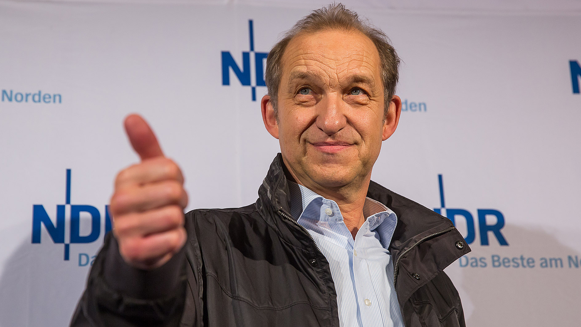 Peter Heinrich Brix posiert während der Büttenwarder-Kino-Premiere im Passage-Kino 2017 vor der Pressewand für die Fotografen.
