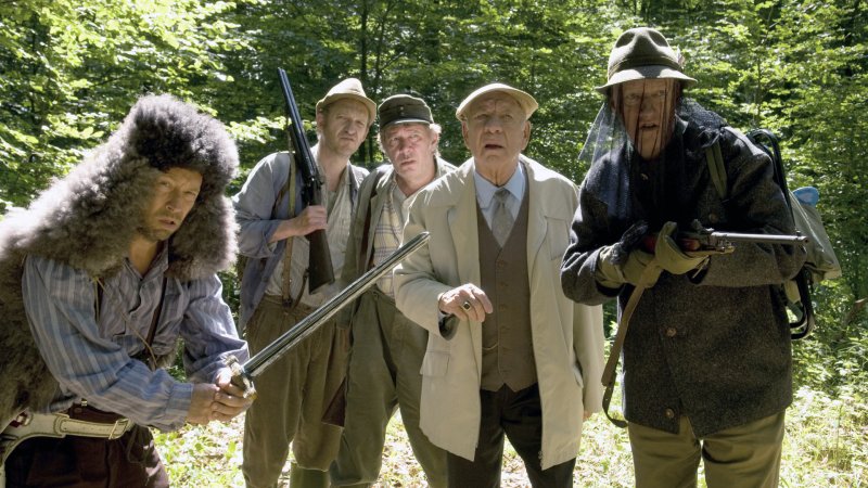 Szenenbild aus der 33. Büttenwarder-Folge "Die mit dem Wolf tanzen": Kuno, Adsche, Brakelmann, Schönbiehl und Shorty sind im Wald unterwegs.