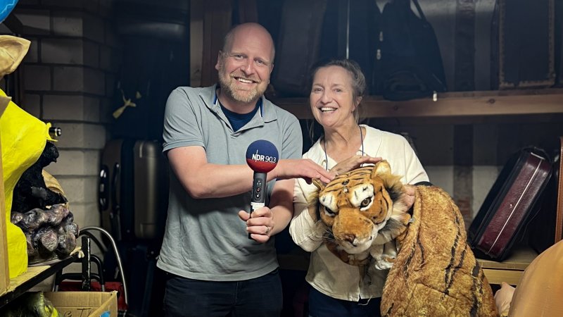 Ein Mann und eine Frau lächeln in die Kamera.
