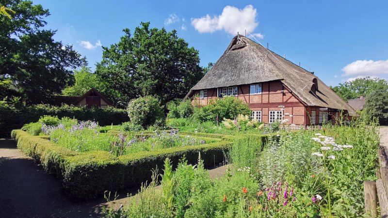 Blauer Himmel über dem Harderhof im Museumsdorf Volksdorf.