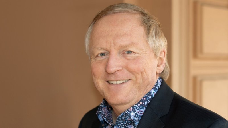 Der doppelte Bühnenchef Rolf Petersen lächelt in die Kamera.