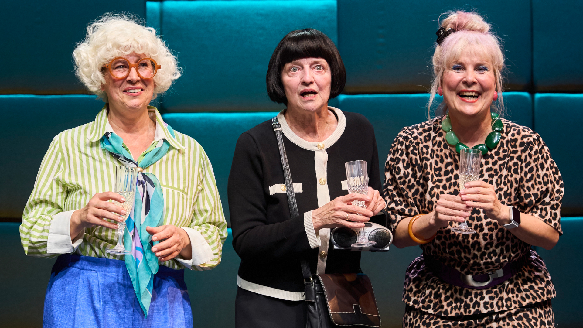 Das Ensemble des Stück "Tiet is Geld - Jetzt oder nie" steht auf der Bühne des Ohnsorg-Theaters und spielt eine Szene.