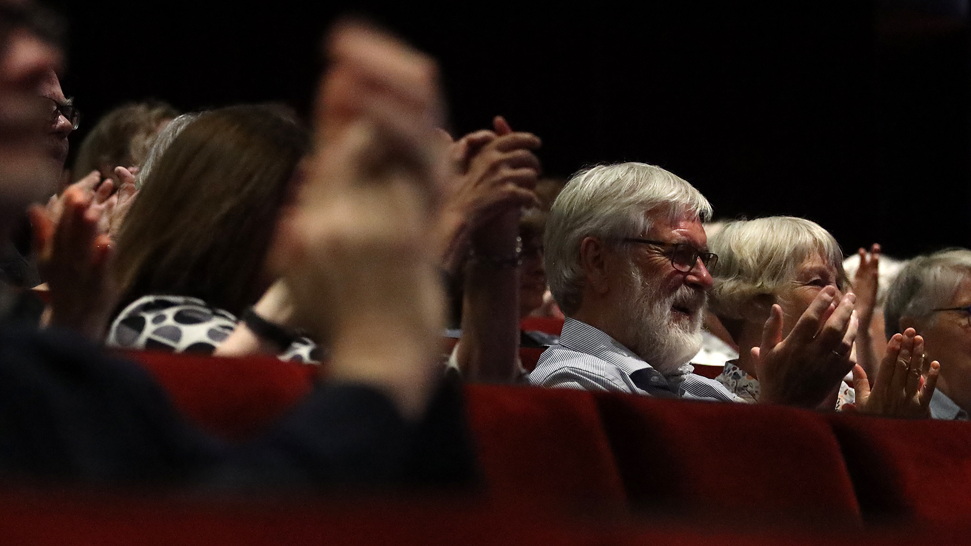 Publikum lächelt und klatscht im Ohnsorg-Theater in Hamburg be der Gala von "Vertell doch mal".