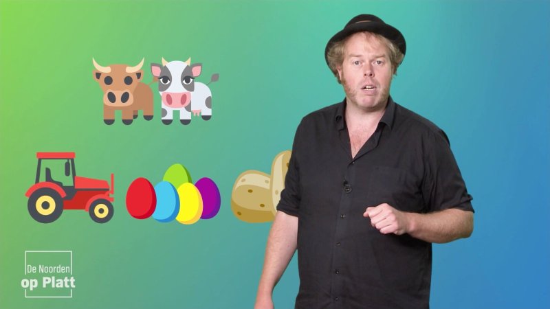 Frank Jakobs vor einer Schautafel mit Kuh und Trecker.