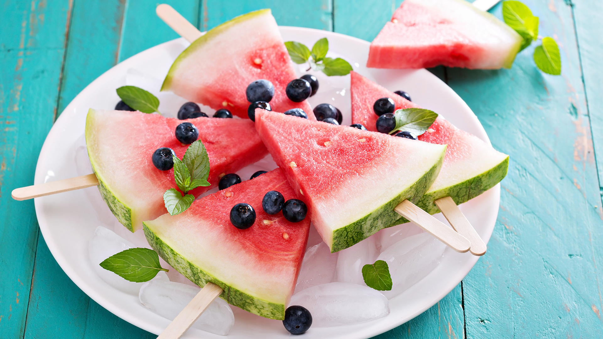 Ein Teller mit Melonenspießen.