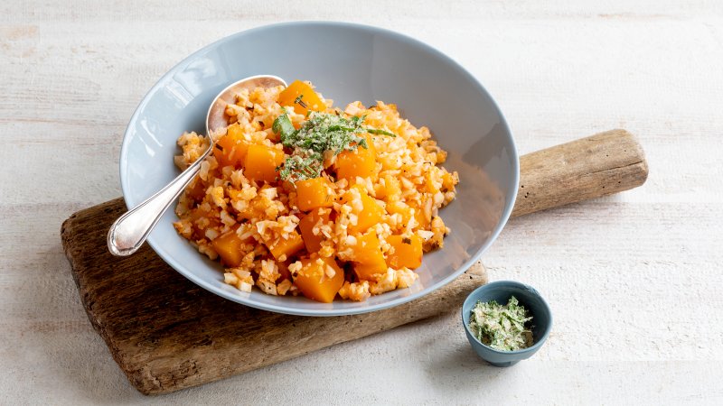 Ein tiefer Teller mit einem Blumenkohl-Risotto.