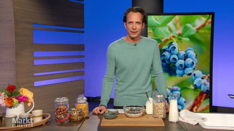 Jo Hiller während der Moderation im Markt Studio.