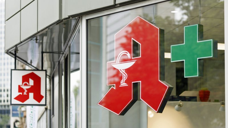 Ein Apotheken-Zeichen auf einer Glasfassade.