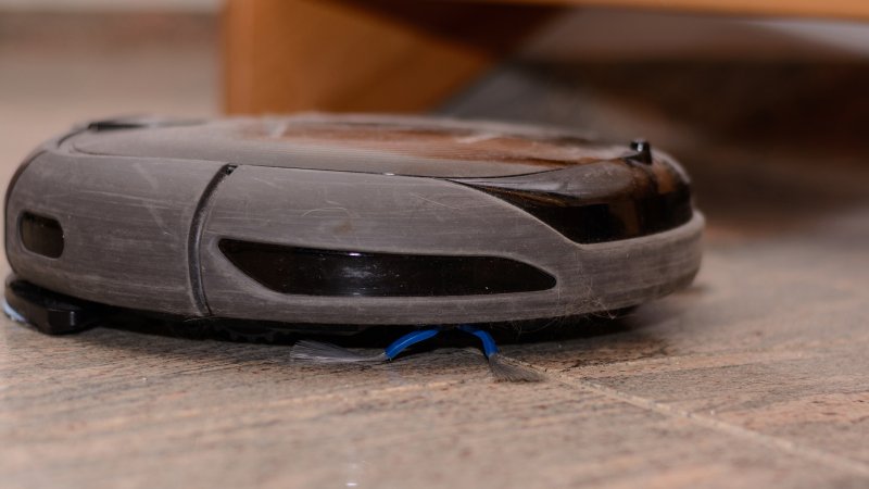 Saugroboter reinigt glatten Boden - Nahaufnahme.