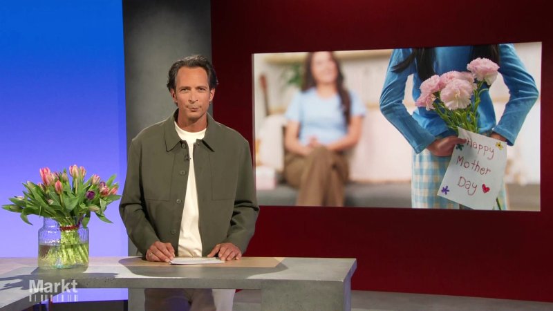 Jo Hiller während der Moderation im Markt Studio.