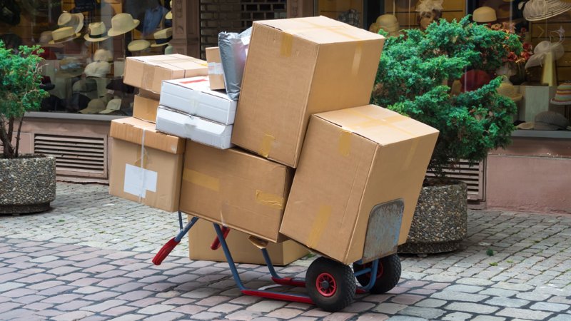 Verschieden große Pakete auf einer Sackkarre.