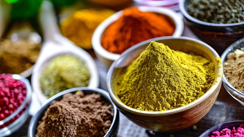 Currypulver inmitten anderer bunter Gewürze