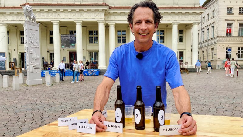 Jo Hiller auf dem Marktplatz in Schwerin