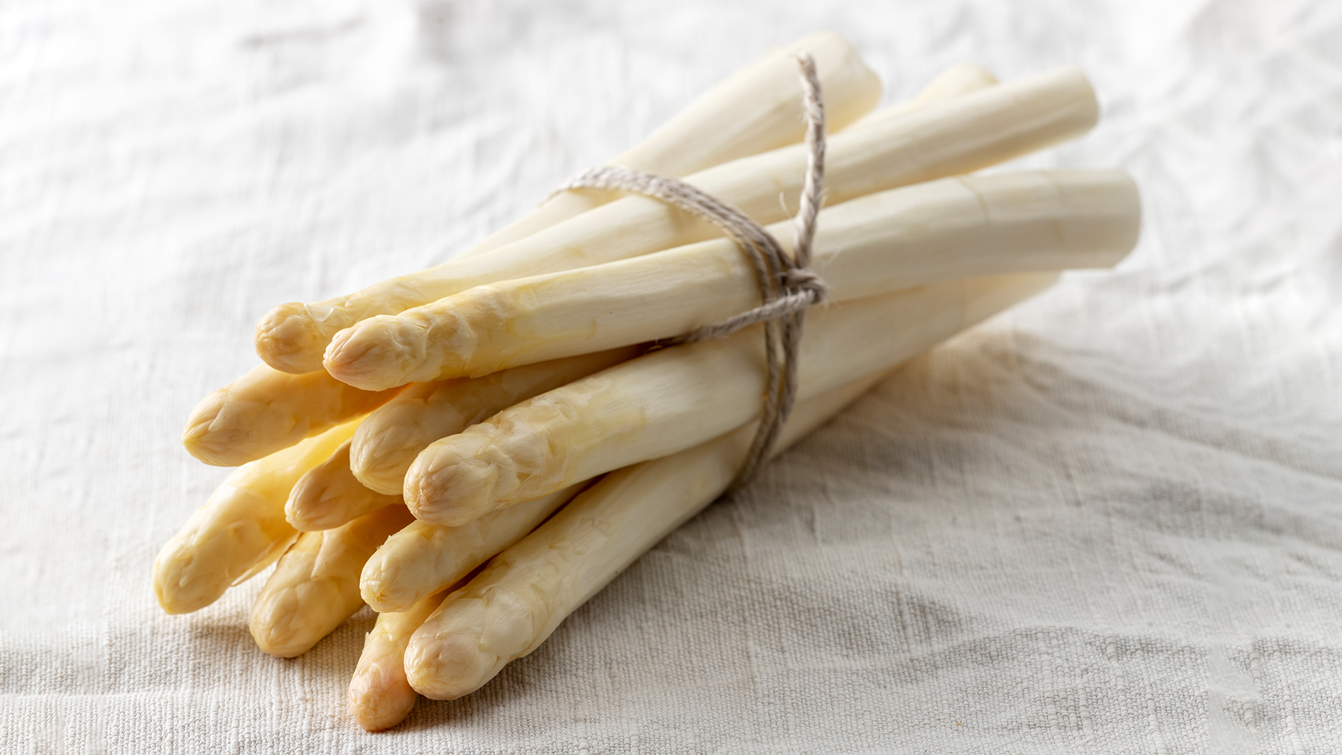 Ein Bund weißer Spargel.
