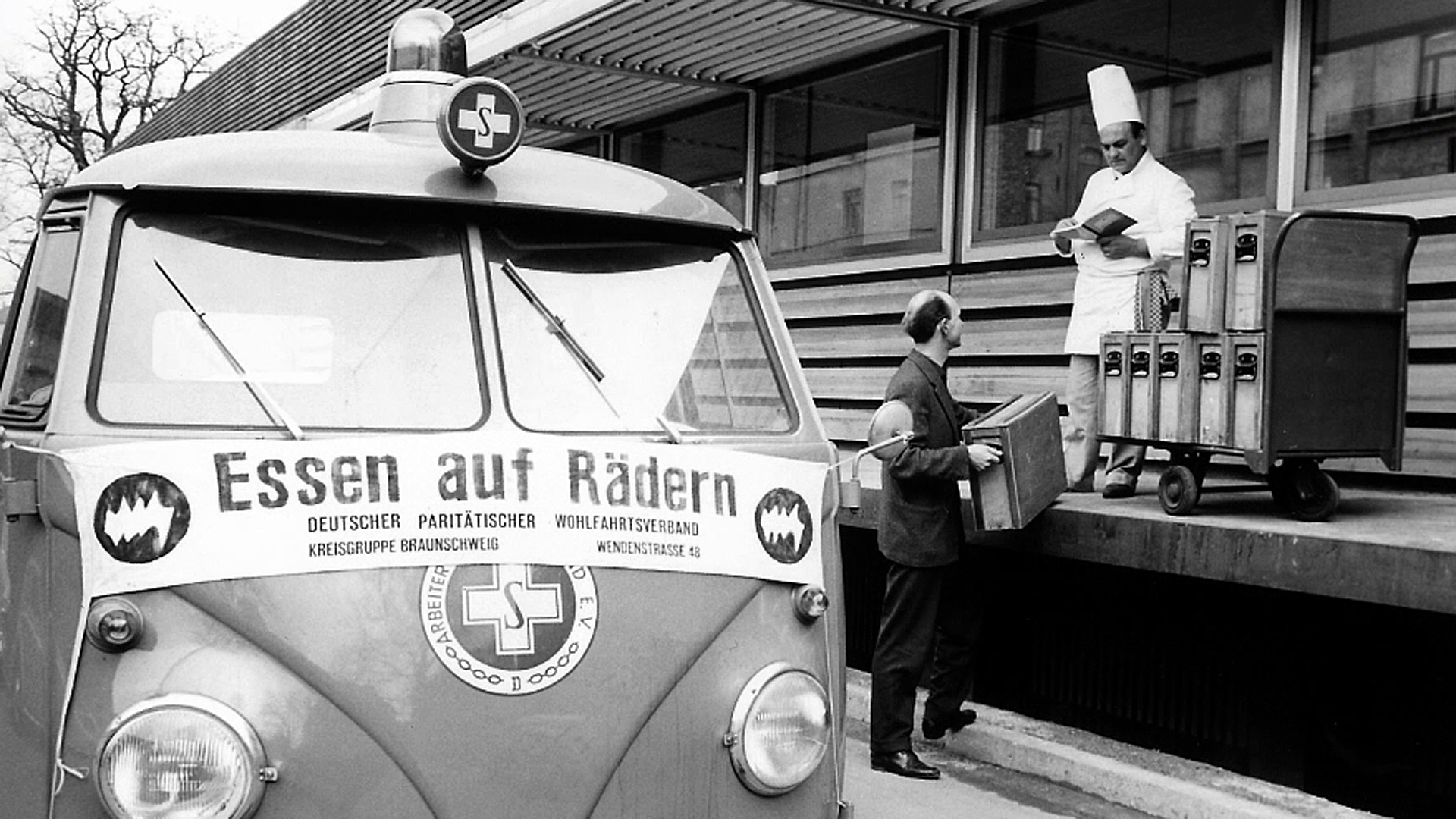 "Essen auf Rädern": Ein Auslieferungsfahrzeug des Deutschen Paritätischen Wohlfahrtsverbands, Kreisgruppe Braunschweig, in den 60er-Jahren bei der Beladung.