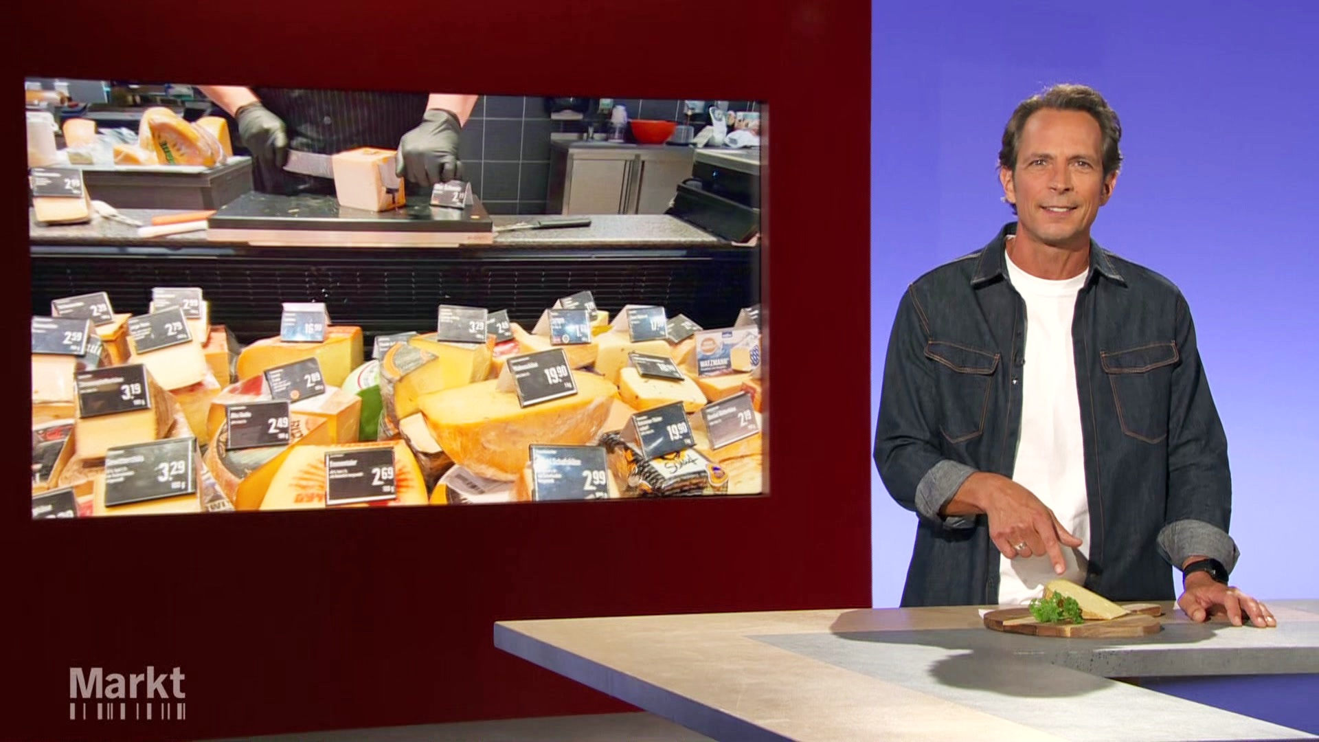 Jo Hiller während der Moderation im Markt Studio.