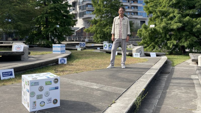 Moderator Jo Hiller beim Dreh von "Die Tricks mit Siegeln und Labeln".