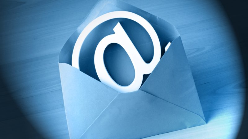 Das @-Zeichen in einem Briefumschlag.