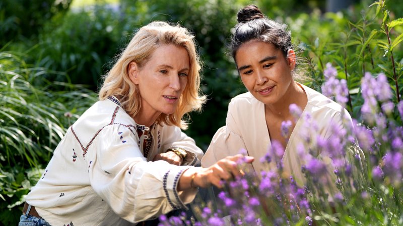 Maria Furtwängler und Biologin Kim Mortega an der Wiese "Pollinator Pathmaker“.