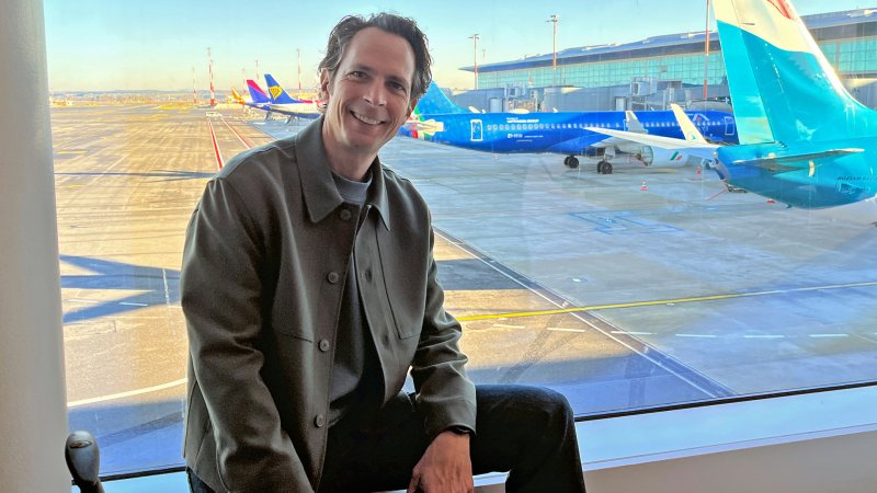 Jo Hiller am Flughafen.