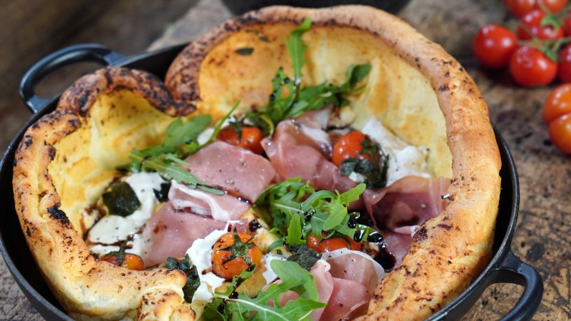 Ofenpfannkuchen mit Schinken, Käse und Rucola