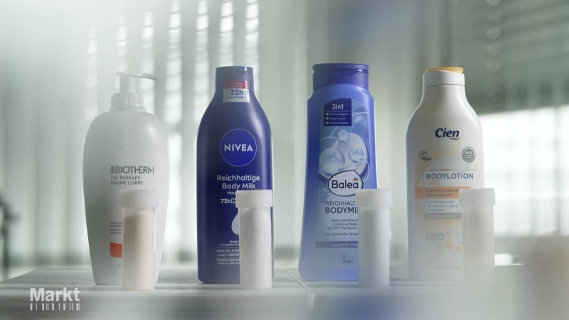 Verpackungen mit Bodylotion unterschiedlicher Hersteller.