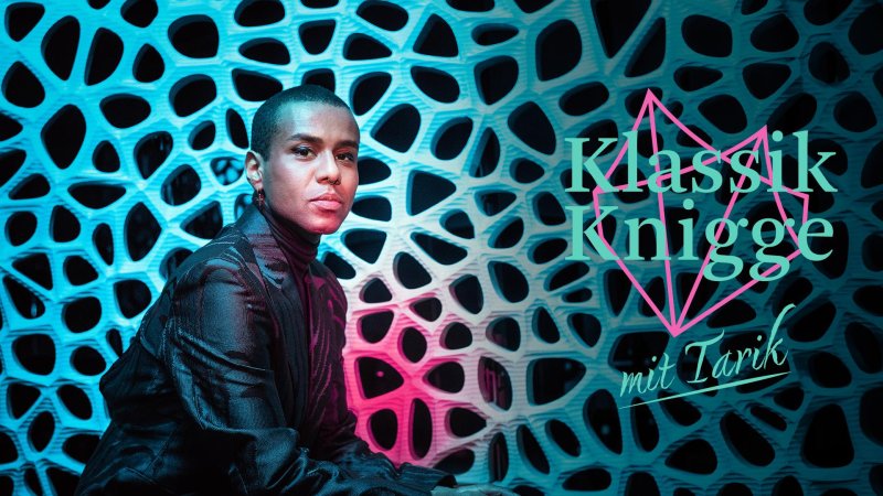 Tarik Tesfu vor Logo des "Klassik Knigge"
