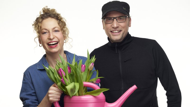 Maria und Tobi, die Hosts des ARD Gartenpodcasts "Kompost und Konfetti"