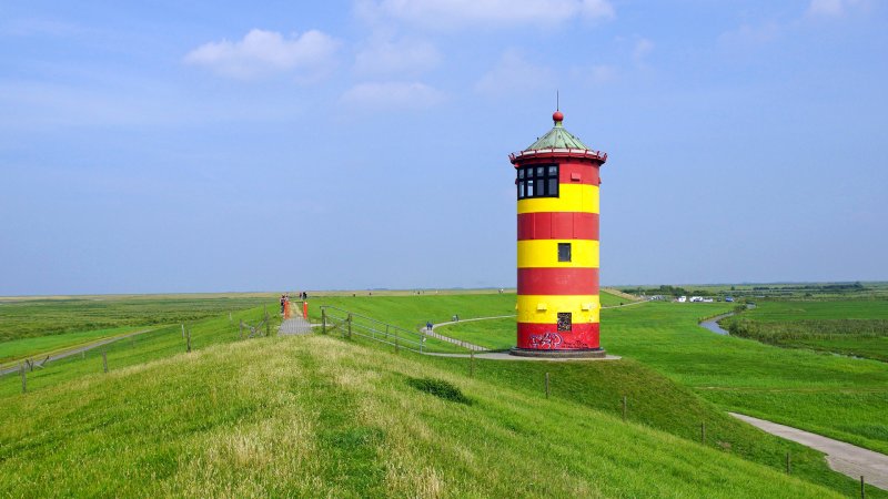 Der gestreifte Leuchtturm von Pilsum in Ostfriesland.