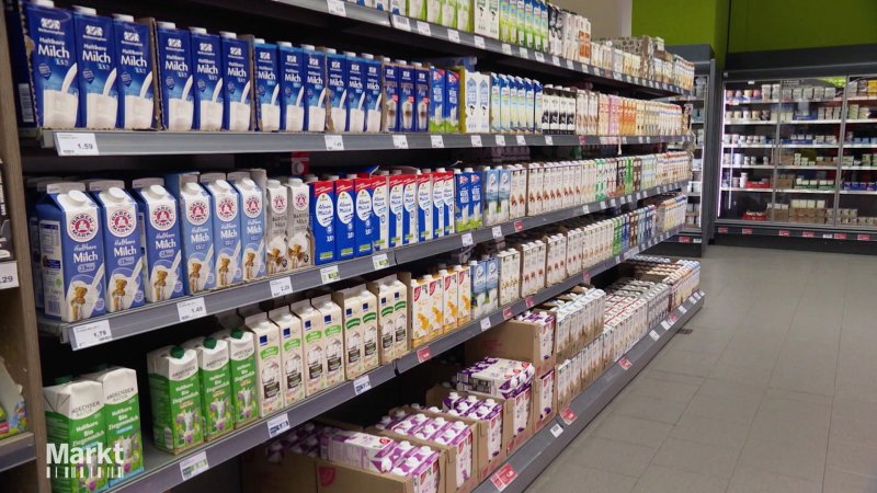 Ein Supermarktregal mit Milchprodukten.
