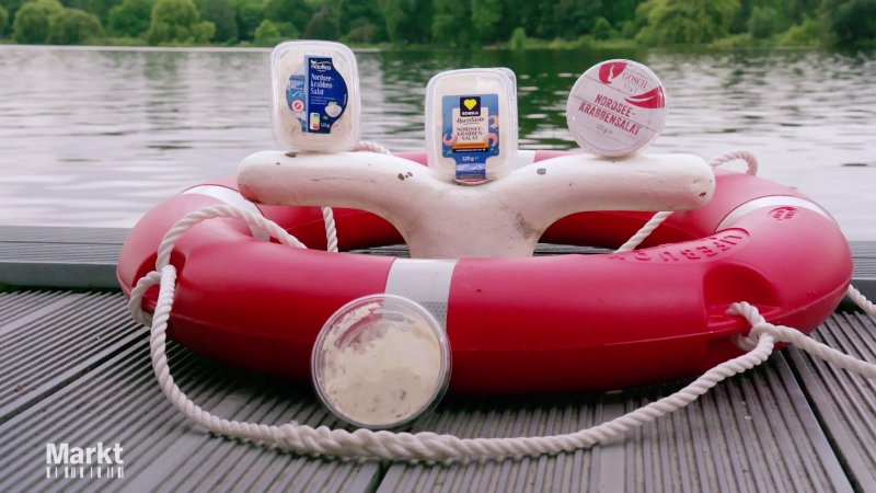 Verschiedene Krabbensalate auf einem Steg.