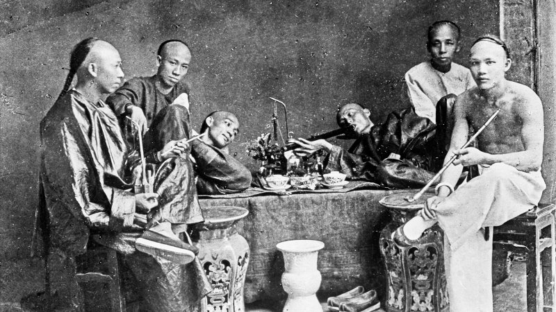 Chinesen rauchen Opium in einer Opiumhöhle (China 1910).