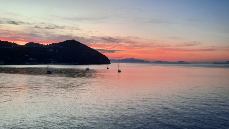 Sonnenaufgang in der Bucht von Sant‘ Angelo