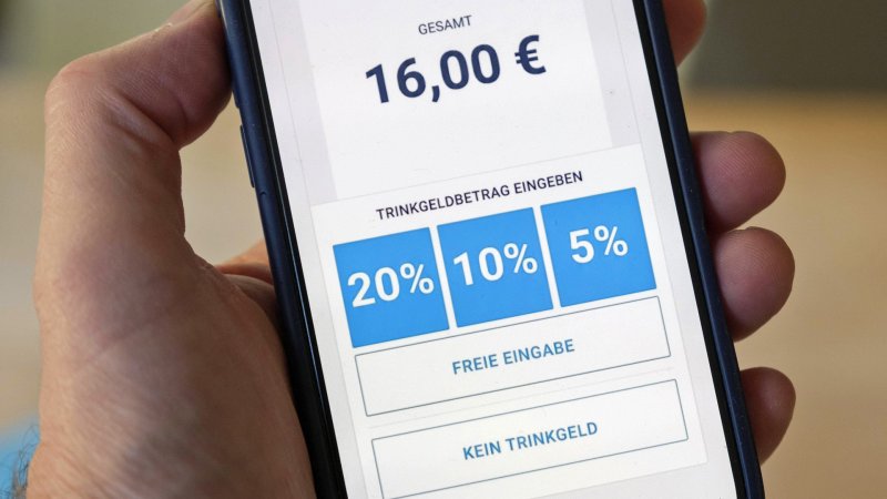 Ein Smartphone-Display zeigt verschiedene Beträge für Trinkgeld an.
