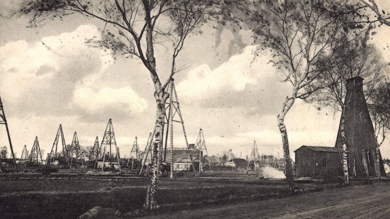 Blick auf die Fördertürme der Erdölwerke in Wietze auf einer historische Aufnahme von 1912.